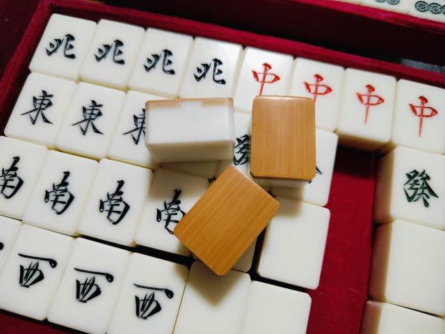 マージャン 麻雀牌 背竹 セット < おもちゃ  マージャン 麻雀牌 背竹 セット < おもちゃの