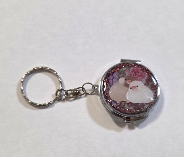 文鳥手鏡・キーリング付き♪ ハンドメイド  文鳥アクセサリー   文鳥グッズ  手鏡  コンパクトミラー  レジン文鳥  鳥グッズ < 女性ファッション  文鳥手鏡・キーリング付き♪ ハンドメイド  文鳥アクセサリー   文鳥グッズ  手鏡  コンパクトミラー  レジン文鳥  鳥グッズ < 女性ファッションの