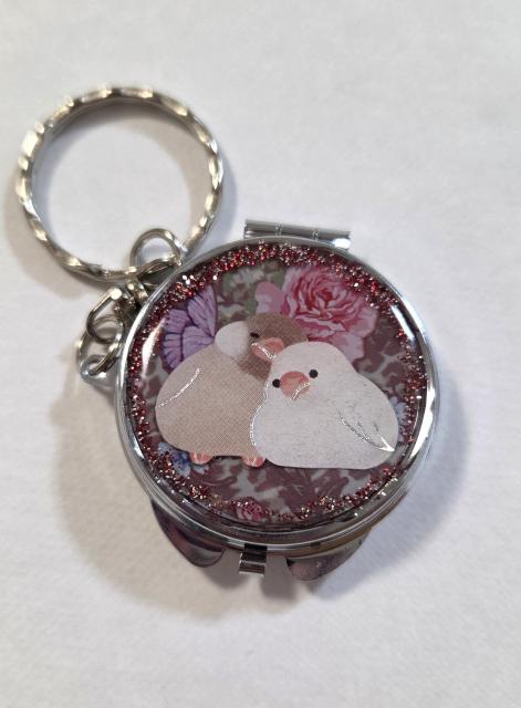 文鳥手鏡・キーリング付き♪ ハンドメイド  文鳥アクセサリー   文鳥グッズ  手鏡  コンパクトミラー  レジン文鳥  鳥グッズ < 女性ファッション  文鳥手鏡・キーリング付き♪ ハンドメイド  文鳥アクセサリー   文鳥グッズ  手鏡  コンパクトミラー  レジン文鳥  鳥グッズ < 女性ファッションの