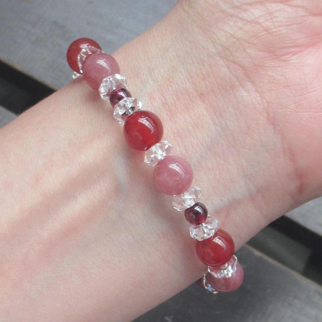 カーネリアンx赤水晶xガーネットブレスレット 天然石 < 女性アクセサリー/時計 カーネリアンx赤水晶xガーネットブレスレット 天然石 < 女性アクセサリー/時計の