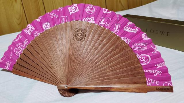 正規 ロエベ アマソナ アナグラム ロゴ扇子 紫 桃 茶 ウッド アバニコ 刻印エンブレム 付属有 < ブランド  正規 ロエベ アマソナ アナグラム ロゴ扇子 紫 桃 茶 ウッド アバニコ 刻印エンブレム 付属有  < ブランドの