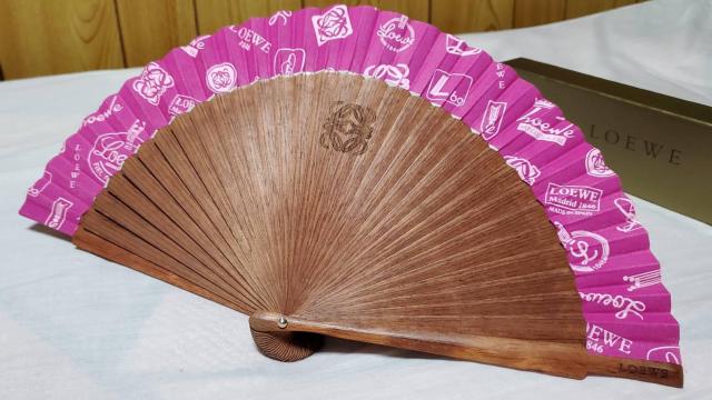 正規 ロエベ アマソナ アナグラム ロゴ扇子 紫 桃 茶 ウッド アバニコ 刻印エンブレム 付属有 < ブランド  正規 ロエベ アマソナ アナグラム ロゴ扇子 紫 桃 茶 ウッド アバニコ 刻印エンブレム 付属有 < ブランドの