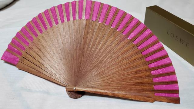 正規 ロエベ アマソナ アナグラム ロゴ扇子 紫 桃 茶 ウッド アバニコ 刻印エンブレム 付属有 < ブランド  正規 ロエベ アマソナ アナグラム ロゴ扇子 紫 桃 茶 ウッド アバニコ 刻印エンブレム 付属有 < ブランドの