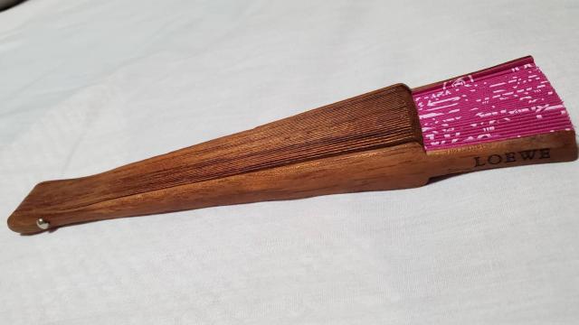正規 ロエベ アマソナ アナグラム ロゴ扇子 紫 桃 茶 ウッド アバニコ 刻印エンブレム 付属有 < ブランド  正規 ロエベ アマソナ アナグラム ロゴ扇子 紫 桃 茶 ウッド アバニコ 刻印エンブレム 付属有 < ブランドの