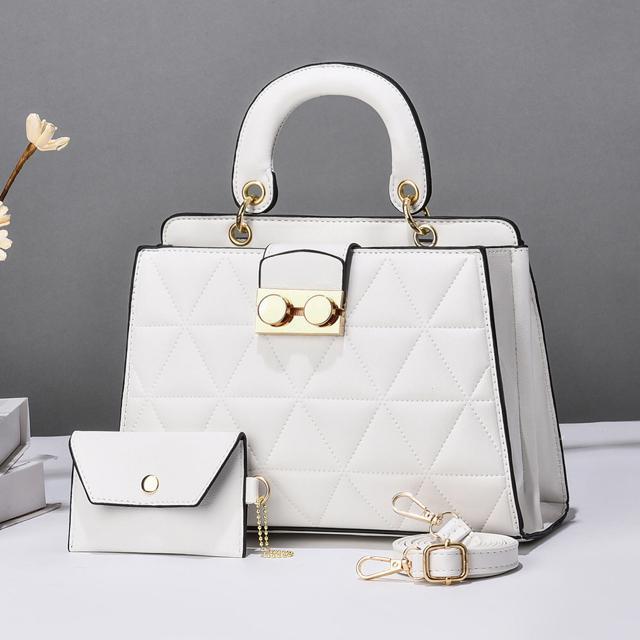 送料無料 新品 ショルダーバッグ キルティングレディース < 女性ファッション  送料無料 新品 ショルダーバッグ キルティングレディース < 女性ファッションの