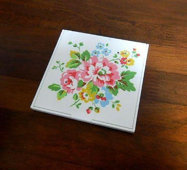 ★キャスキッドソン kath kidston コンパクト ミラー 中古品 < 香水/コスメ/ネイル  ★キャスキッドソン kath kidston コンパクト ミラー 中古品  < 香水/コスメ/ネイルの