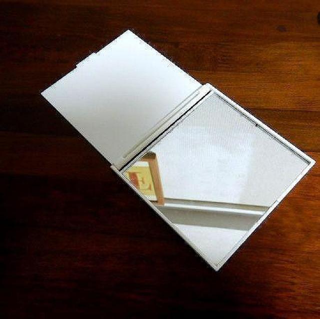 ★キャスキッドソン kath kidston コンパクト ミラー 中古品 < 香水/コスメ/ネイル  ★キャスキッドソン kath kidston コンパクト ミラー 中古品 < 香水/コスメ/ネイルの