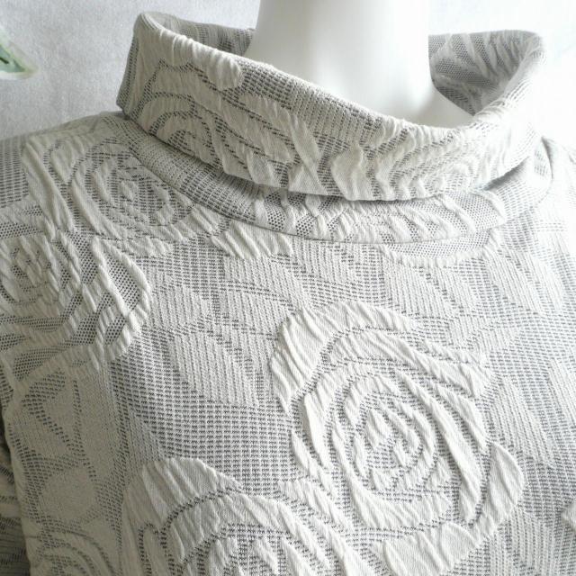 新品 9950 ML 立体薔薇柄 ジャガード ワンピース グレージュ系 オフタートル コクーン ドロップショルダー 上質 < 女性ファッション 新品 9950 ML 立体薔薇柄 ジャガード ワンピース グレージュ系 オフタートル コクーン ドロップショルダー 上質 < 女性ファッションの