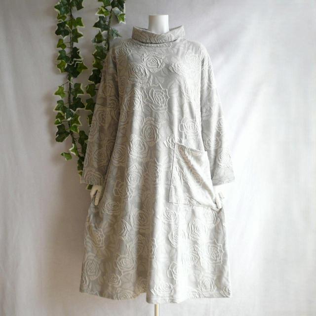 新品 9950 ML 立体薔薇柄 ジャガード ワンピース グレージュ系 オフタートル コクーン ドロップショルダー 上質 < 女性ファッション 新品 9950 ML 立体薔薇柄 ジャガード ワンピース グレージュ系 オフタートル コクーン ドロップショルダー 上質 < 女性ファッションの