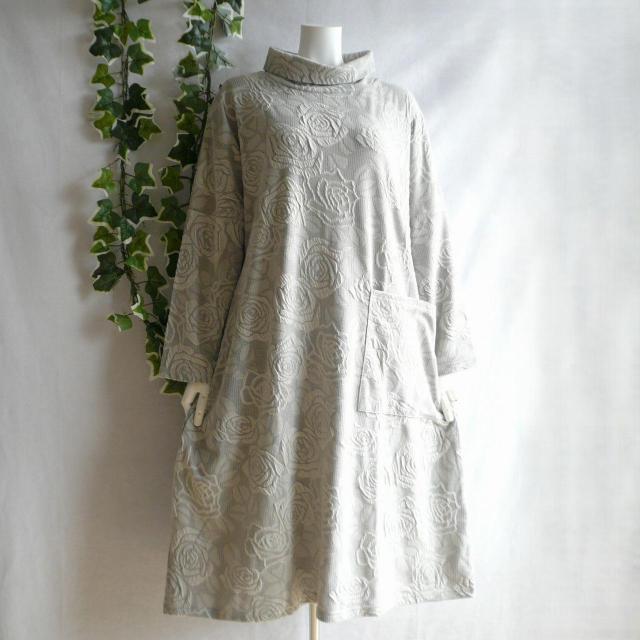 新品 9950 ML 立体薔薇柄 ジャガード ワンピース グレージュ系 オフタートル コクーン ドロップショルダー 上質 < 女性ファッション 新品 9950 ML 立体薔薇柄 ジャガード ワンピース グレージュ系 オフタートル コクーン ドロップショルダー 上質 < 女性ファッションの