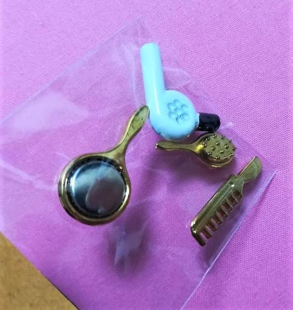 ミニチュア★ドライヤー&クシ・ブラシ・鏡の4点セットです★ヘアセット★ドールハウスやリカちゃんにいかがでしょうか♪ < ペット/手芸/園芸  ミニチュア★ドライヤー&クシ・ブラシ・鏡の4点セットです★ヘアセット★ドールハウスやリカちゃんにいかがでしょうか♪ < ペット/手芸/園芸の