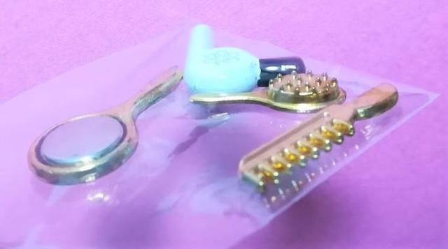 ミニチュア★ドライヤー&クシ・ブラシ・鏡の4点セットです★ヘアセット★ドールハウスやリカちゃんにいかがでしょうか♪ < ペット/手芸/園芸  ミニチュア★ドライヤー&クシ・ブラシ・鏡の4点セットです★ヘアセット★ドールハウスやリカちゃんにいかがでしょうか♪ < ペット/手芸/園芸の