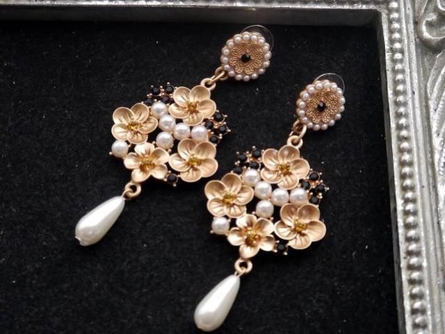 新品ゴスロリ姫系アンティーク調花ストーンパールピアス < 女性アクセサリー/時計  新品ゴスロリ姫系アンティーク調花ストーンパールピアス  < 女性アクセサリー/時計の