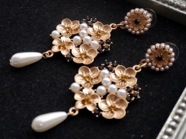 新品ゴスロリ姫系アンティーク調花ストーンパールピアス < 女性アクセサリー/時計  新品ゴスロリ姫系アンティーク調花ストーンパールピアス < 女性アクセサリー/時計の