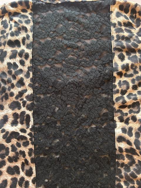 d.i.a. ヒョウ柄 前面大胆な光る赤いユニオンジャック バック 中央縦にブラックレース透け感あり肌見せトップス 新品未使用 < ブランド  d.i.a. ヒョウ柄 前面大胆な光る赤いユニオンジャック バック 中央縦にブラックレース透け感あり肌見せトップス 新品未使用 < ブランドの