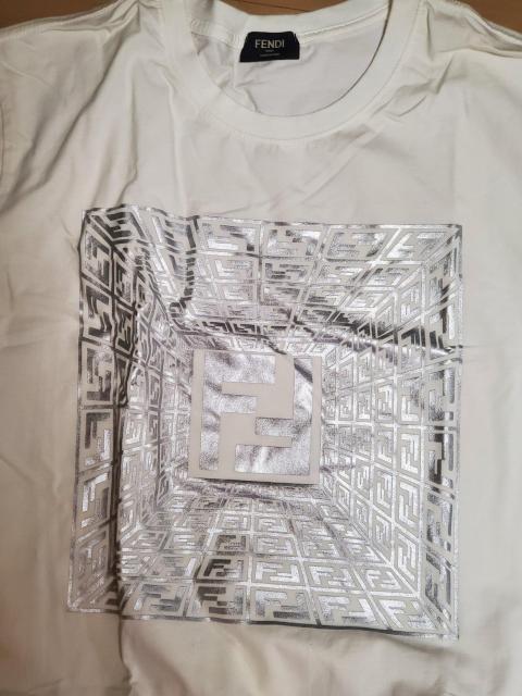 FENDI半袖 オフホワイト LL. ストレッチ生地です。 肌触り抜群!3D立体ロゴ入り。後ろロゴも注目 < ブランド FENDI半袖 オフホワイト LL. ストレッチ生地です。 肌触り抜群!3D立体ロゴ入り。後ろロゴも注目 < ブランドの