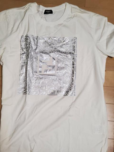 FENDI半袖 オフホワイト LL. ストレッチ生地です。 肌触り抜群!3D立体ロゴ入り。後ろロゴも注目 < ブランド FENDI半袖 オフホワイト LL. ストレッチ生地です。 肌触り抜群!3D立体ロゴ入り。後ろロゴも注目 < ブランドの