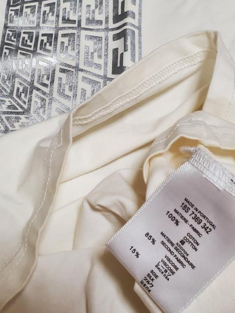 FENDI半袖 オフホワイト LL. ストレッチ生地です。 肌触り抜群!3D立体ロゴ入り。後ろロゴも注目 < ブランド FENDI半袖 オフホワイト LL. ストレッチ生地です。 肌触り抜群!3D立体ロゴ入り。後ろロゴも注目 < ブランドの