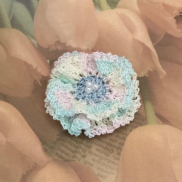 ハンドメイド レース編み フリルのお花ブローチ < 女性ファッション  ハンドメイド レース編み フリルのお花ブローチ  < 女性ファッションの