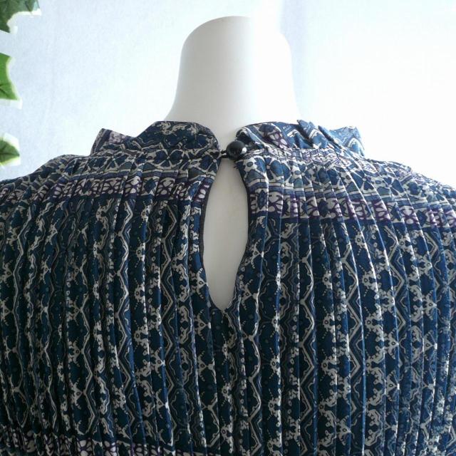 新品 9468 ML フリル襟 花幾何学柄 シフォン プリーツ ワンピース 春 夏 秋 ロング 紺系 共布リボン 上質 上品 < 女性ファッション 新品 9468 ML フリル襟 花幾何学柄 シフォン プリーツ ワンピース 春 夏 秋 ロング 紺系 共布リボン 上質 上品 < 女性ファッションの