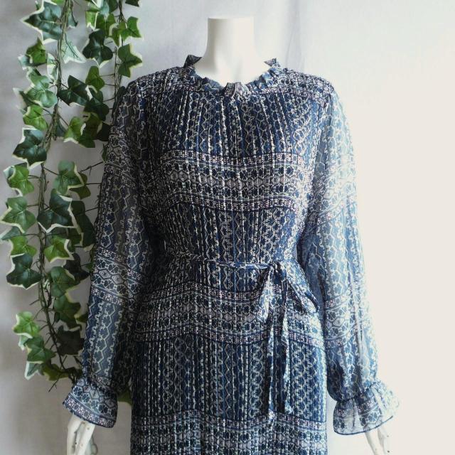 新品 9468 ML フリル襟 花幾何学柄 シフォン プリーツ ワンピース 春 夏 秋 ロング 紺系 共布リボン 上質 上品 < 女性ファッション 新品 9468 ML フリル襟 花幾何学柄 シフォン プリーツ ワンピース 春 夏 秋 ロング 紺系 共布リボン 上質 上品 < 女性ファッションの