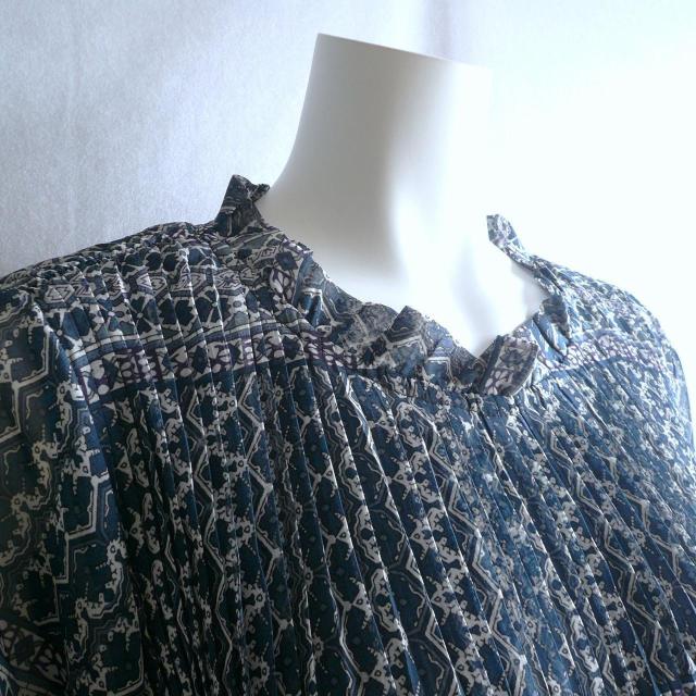 新品 9468 ML フリル襟 花幾何学柄 シフォン プリーツ ワンピース 春 夏 秋 ロング 紺系 共布リボン 上質 上品 < 女性ファッション 新品 9468 ML フリル襟 花幾何学柄 シフォン プリーツ ワンピース 春 夏 秋 ロング 紺系 共布リボン 上質 上品 < 女性ファッションの