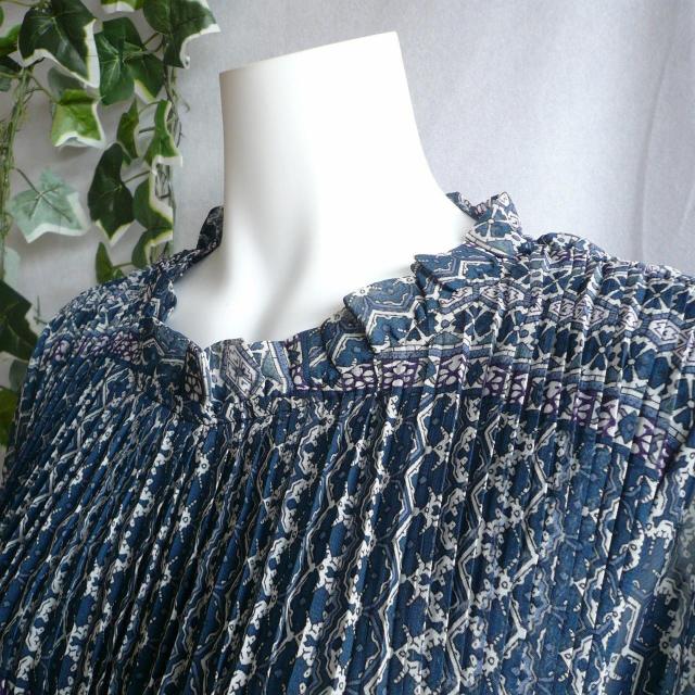 新品 9468 ML フリル襟 花幾何学柄 シフォン プリーツ ワンピース 春 夏 秋 ロング 紺系 共布リボン 上質 上品 < 女性ファッション 新品 9468 ML フリル襟 花幾何学柄 シフォン プリーツ ワンピース 春 夏 秋 ロング 紺系 共布リボン 上質 上品 < 女性ファッションの