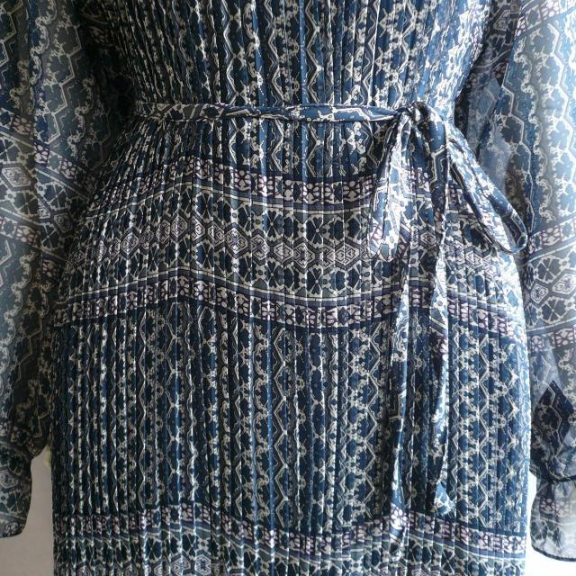 新品 9468 ML フリル襟 花幾何学柄 シフォン プリーツ ワンピース 春 夏 秋 ロング 紺系 共布リボン 上質 上品 < 女性ファッション 新品 9468 ML フリル襟 花幾何学柄 シフォン プリーツ ワンピース 春 夏 秋 ロング 紺系 共布リボン 上質 上品 < 女性ファッションの