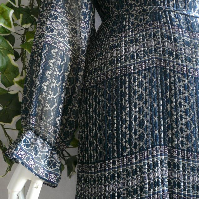 新品 9468 ML フリル襟 花幾何学柄 シフォン プリーツ ワンピース 春 夏 秋 ロング 紺系 共布リボン 上質 上品 < 女性ファッション 新品 9468 ML フリル襟 花幾何学柄 シフォン プリーツ ワンピース 春 夏 秋 ロング 紺系 共布リボン 上質 上品 < 女性ファッションの