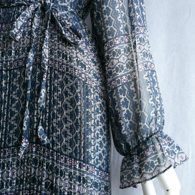 新品 9468 ML フリル襟 花幾何学柄 シフォン プリーツ ワンピース 春 夏 秋 ロング 紺系 共布リボン 上質 上品 < 女性ファッション 新品 9468 ML フリル襟 花幾何学柄 シフォン プリーツ ワンピース 春 夏 秋 ロング 紺系 共布リボン 上質 上品 < 女性ファッションの