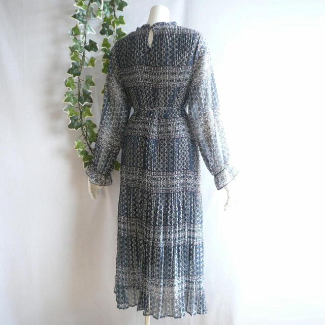 新品 9468 ML フリル襟 花幾何学柄 シフォン プリーツ ワンピース 春 夏 秋 ロング 紺系 共布リボン 上質 上品 < 女性ファッション 新品 9468 ML フリル襟 花幾何学柄 シフォン プリーツ ワンピース 春 夏 秋 ロング 紺系 共布リボン 上質 上品 < 女性ファッションの