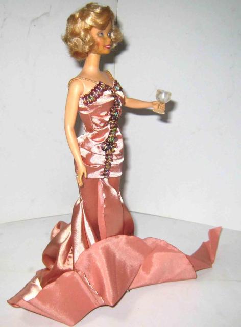 マリリン・モンロー バービー ロングドレス 人形 カクテルグラス付き < ホビー マリリン・モンロー バービー ロングドレス 人形 カクテルグラス付き < ホビーの