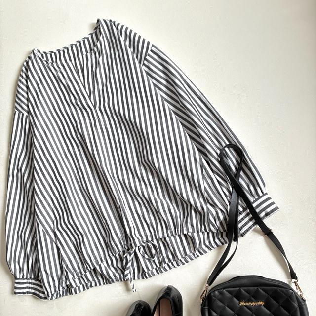 ◆美品◆オンワード樫山◆大きいサイズ感◆ストライプシャツブラウス◆白×グレー◆F < 女性ファッション ◆美品◆オンワード樫山◆大きいサイズ感◆ストライプシャツブラウス◆白×グレー◆F < 女性ファッションの