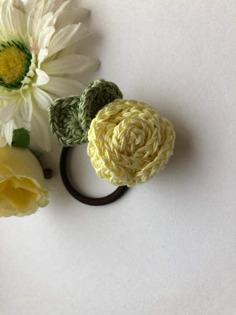 ハンドメイド ヘアゴム ブローチ 巻き巻き薔薇 レモン < 女性ファッション  ハンドメイド ヘアゴム ブローチ 巻き巻き薔薇 レモン  < 女性ファッションの