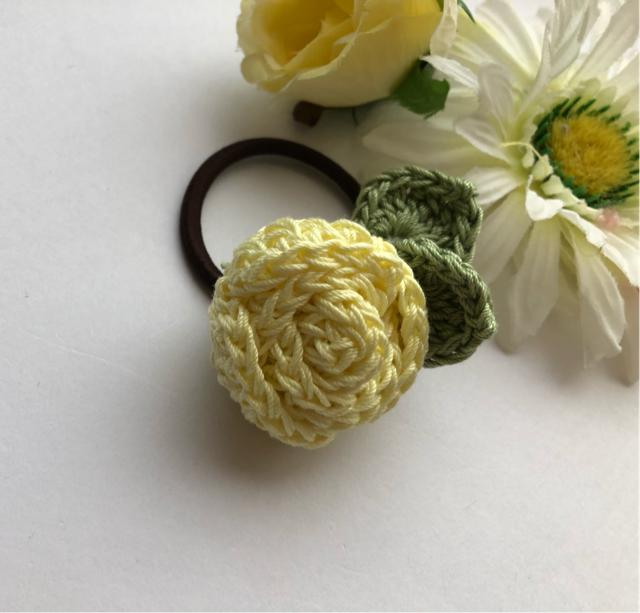 ハンドメイド ヘアゴム ブローチ 巻き巻き薔薇 レモン < 女性ファッション  ハンドメイド ヘアゴム ブローチ 巻き巻き薔薇 レモン < 女性ファッションの