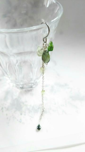 片耳用*緑石のロングピアス*SF 21009 < 女性ファッション 片耳用*緑石のロングピアス*SF 21009 < 女性ファッションの