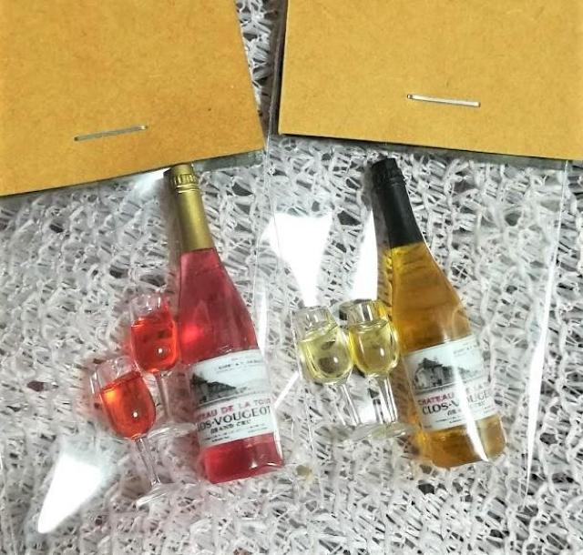 ミニチュア★白ワイン&ワイングラス2個セット★赤ワインもございます★リカちゃんハウスやシルバニアにも★ < おもちゃ  ミニチュア★白ワイン&ワイングラス2個セット★赤ワインもございます★リカちゃんハウスやシルバニアにも★ < おもちゃの