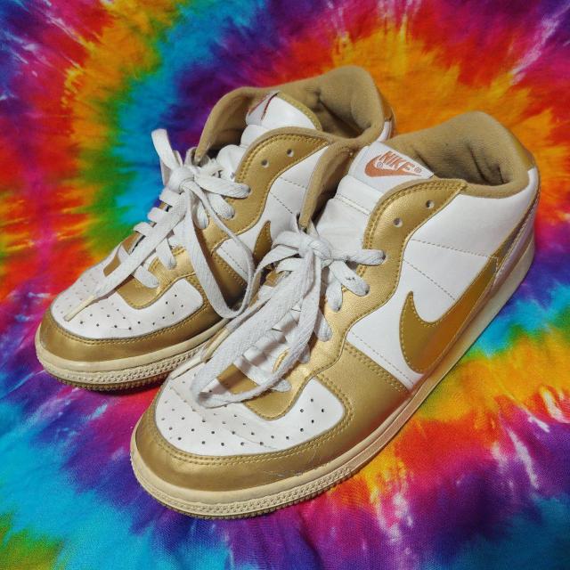 カッコ可愛いッ(///ω///)NIKEナイキ□ロゴ&ゴールドスニーカー□ < ブランド  カッコ可愛いッ(///ω///)NIKEナイキ□ロゴ&ゴールドスニーカー□  < ブランドの