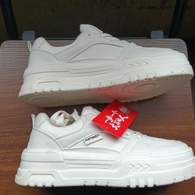 新品 23.5cm レディース スニーカー ホワイト シューズ 靴 カジュアル < 女性ファッション 新品 23.5cm レディース スニーカー ホワイト シューズ 靴 カジュアル < 女性ファッションの