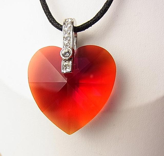 �����Ǖi�y���K���i�zSWAROVSKI�i�X�����t�X�L�[�j �n�[�g���`�[�t �N���X�^�� �y���_���g �l�b�N���X �� �u�����h�� 