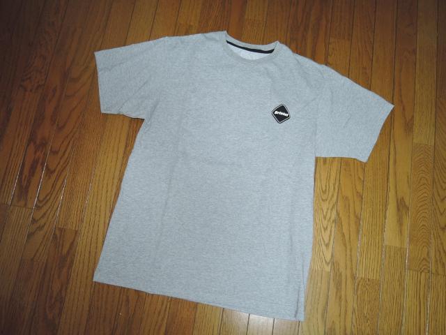 F.C.Real Bristol�G�t�V�[���A���u���X�g�� 23AW�G���u����T�V���c S�D LETTERED EMBLEM TEE �� �u�����h�� 