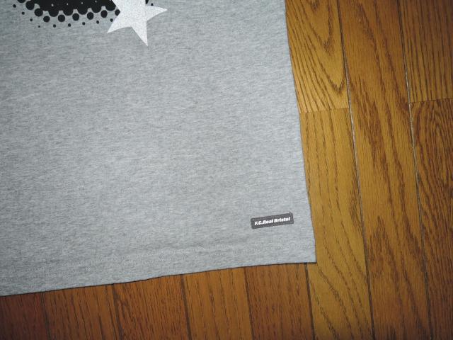 F.C.Real Bristol�G�t�V�[���A���u���X�g�� 23AW�G���u����T�V���c S�D LETTERED EMBLEM TEE �� �u�����h�� 