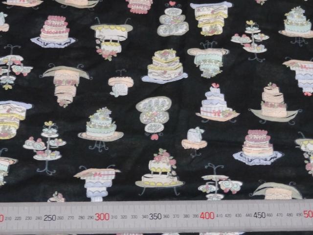 はぎれ 黒地 ウェディングケーキ柄 生地 48×110 < ペット/手芸/園芸  はぎれ 黒地 ウェディングケーキ柄 生地 48×110 < ペット/手芸/園芸の