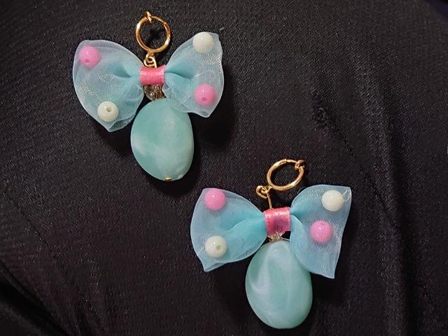 ハンドメイド★イヤリング。ノンホールゴールド。水色リボン < 女性ファッション  ハンドメイド★イヤリング。ノンホールゴールド。水色リボン < 女性ファッションの