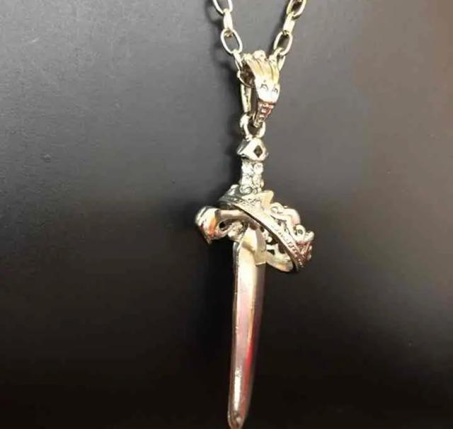 メンズ??王冠かけソードネックレス < 男性アクセサリー/時計  メンズ??王冠かけソードネックレス < 男性アクセサリー/時計の