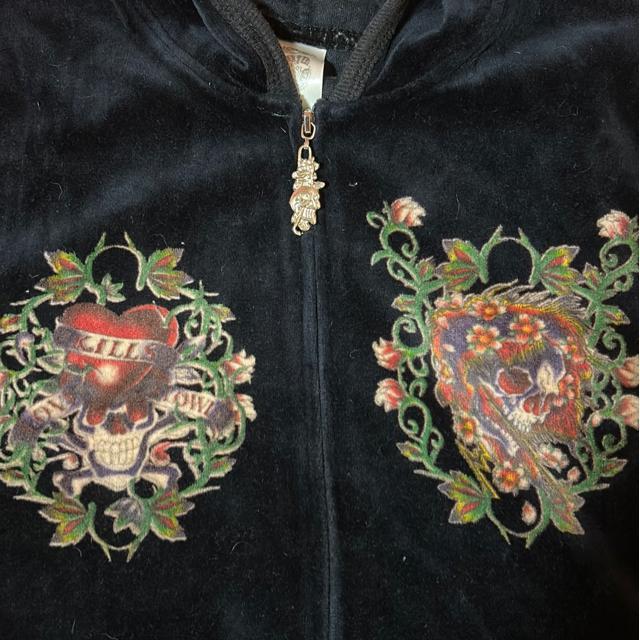 Ed Hardy 定番人気シリーズ  スカルベロアセットアップ半袖 レディース 美品 < ブランド  Ed Hardy 定番人気シリーズ  スカルベロアセットアップ半袖 レディース 美品 < ブランドの