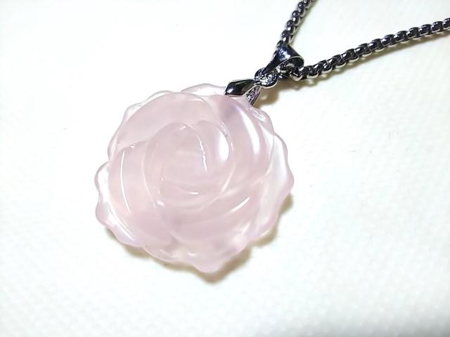 天然石★ローズクォーツ 薔薇彫り ペンダント < 女性アクセサリー/時計 天然石★ローズクォーツ 薔薇彫り ペンダント < 女性アクセサリー/時計の