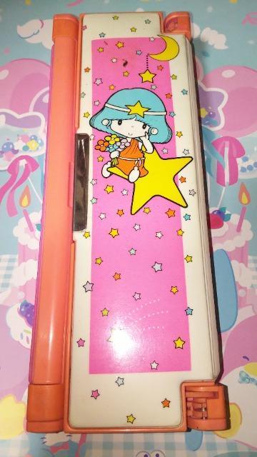 昭和レトロ1980年代星座のティンクルちゃん多収納多機能筆箱筆記用具難有り < インテリア/ライフ  昭和レトロ1980年代星座のティンクルちゃん多収納多機能筆箱筆記用具難有り  < インテリア/ライフの