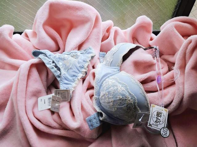 雪の妖精さん清楚リサマリ好様♪艶々水色ストレッチサテン白花蔦柄フラワー刺繍レースベール盛ブラ*パッド内蔵型×ショーツ < 女性ファッション 雪の妖精さん清楚リサマリ好様♪艶々水色ストレッチサテン白花蔦柄フラワー刺繍レースベール盛ブラ*パッド内蔵型×ショーツ < 女性ファッションの