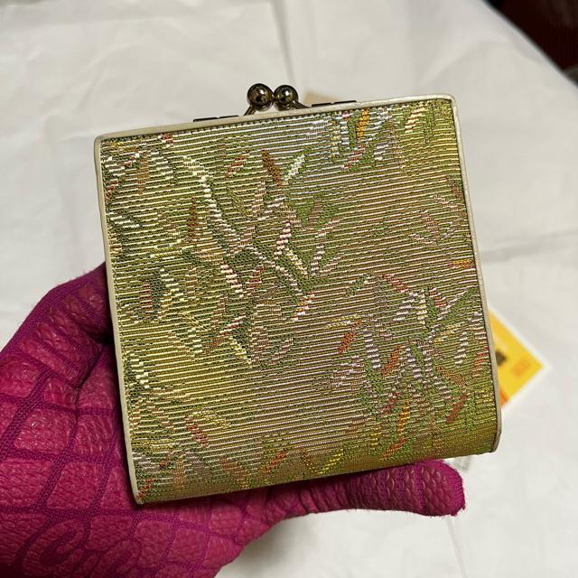 【保管未使用品】【岩田屋本店】 高級博多織 / 正絹 / がま口 二つ折り財布 工芸品 博多織元 木箱入り < 女性ファッション 【保管未使用品】【岩田屋本店】 高級博多織 / 正絹 / がま口 二つ折り財布 工芸品 博多織元 木箱入り < 女性ファッションの